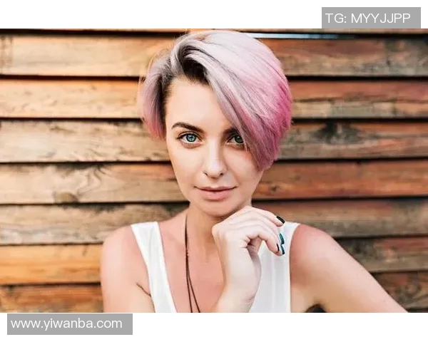 女明星理发灵感足球明星发型潮流解析与搭配技巧